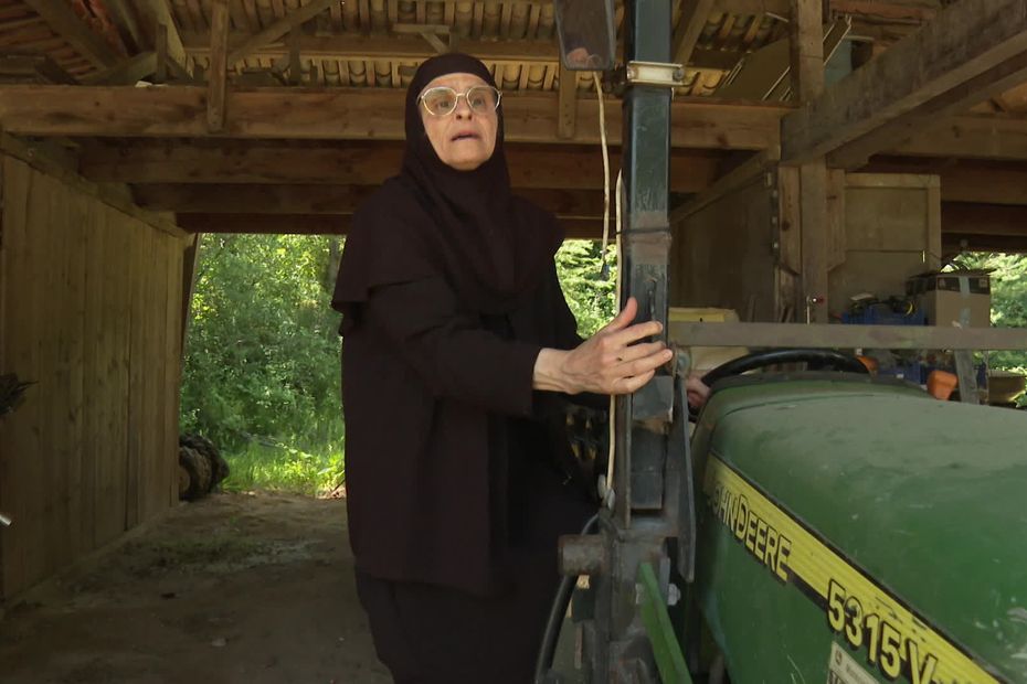 Les sœurs vendent 9 000 bouteilles de vin pour financer l’achat d’un nouveau tracteur.