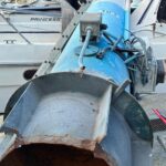 Grue écrase un bateau sur le Vieux-Port de Marseille, provoquant des dégâts matériels importants.