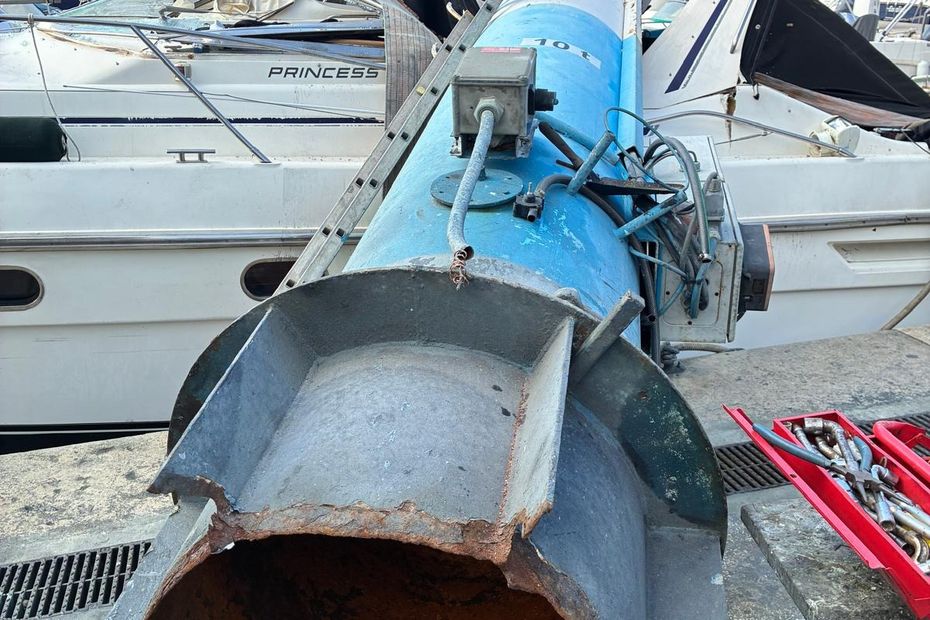Grue écrase un bateau sur le Vieux-Port de Marseille, provoquant des dégâts matériels importants.