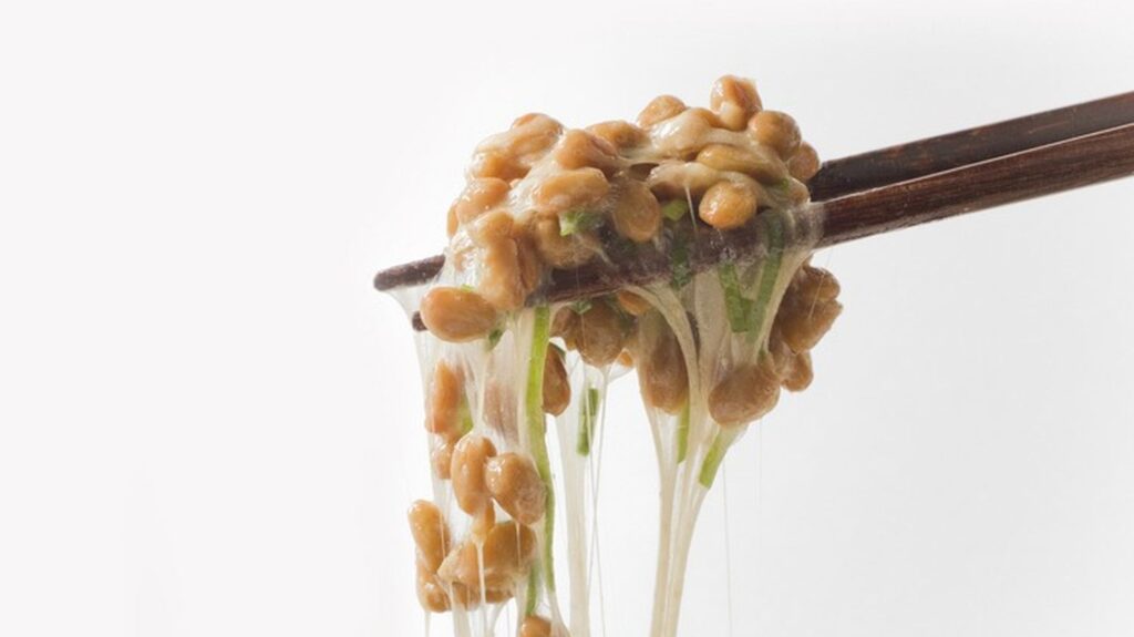 Natto : le plat japonais gluant qui gagne en popularité en France.