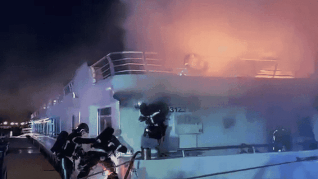 Un bateau de croisière prend feu à Honfleur, 132 passagers évacués sans blessés.