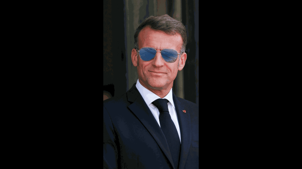 Les lunettes d’Emmanuel Macron réapparaissent lors d’une visite officielle en France.
