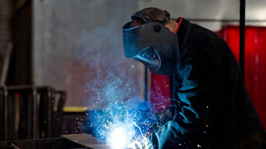 Recruteurs en France cherchent à identifier les ouvriers qualifiés face à la pénurie de main-d’œuvre.
