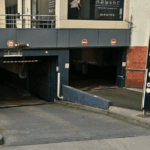 Corps découvert dans un parking à Angers, la police ouvre une enquête pour meurtre.