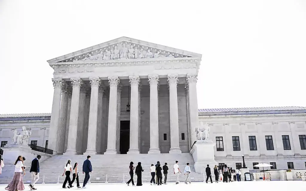 La Cour suprême des États-Unis confirme le droit du sol, défiant les politiques de Trump.