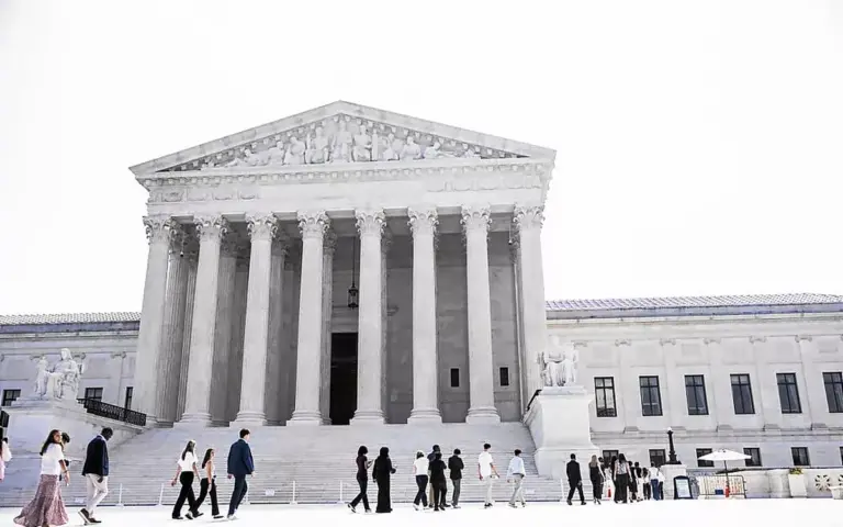 La Cour suprême des États-Unis confirme le droit du sol, défiant les politiques de Trump.