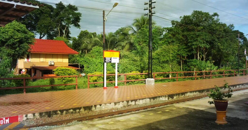 Quatorze heures de voyage en train à travers la Thaïlande, entre grincements et cahotements.