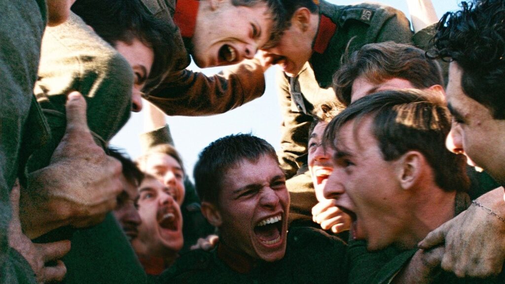 Coward : Le cœur déserteur, une exploration des tensions au sein de la société contemporaine.