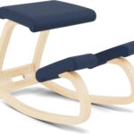 Chaise ergonomique Varier Variable Balans en bois naturel et bleu pour étude à domicile.