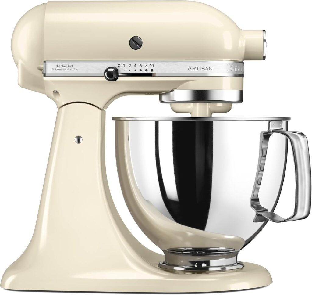 KitchenAid présente un mixer Artisan avec bol en acier inoxydable de 4,8 L et accessoires.