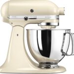 KitchenAid présente un mixer Artisan avec bol en acier inoxydable de 4,8 L et accessoires.