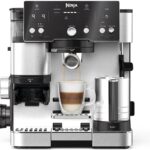 La machine à café Ninja Luxe Essential 2-en-1 offre un broyeur à grains et un mousseur de lait intégré.