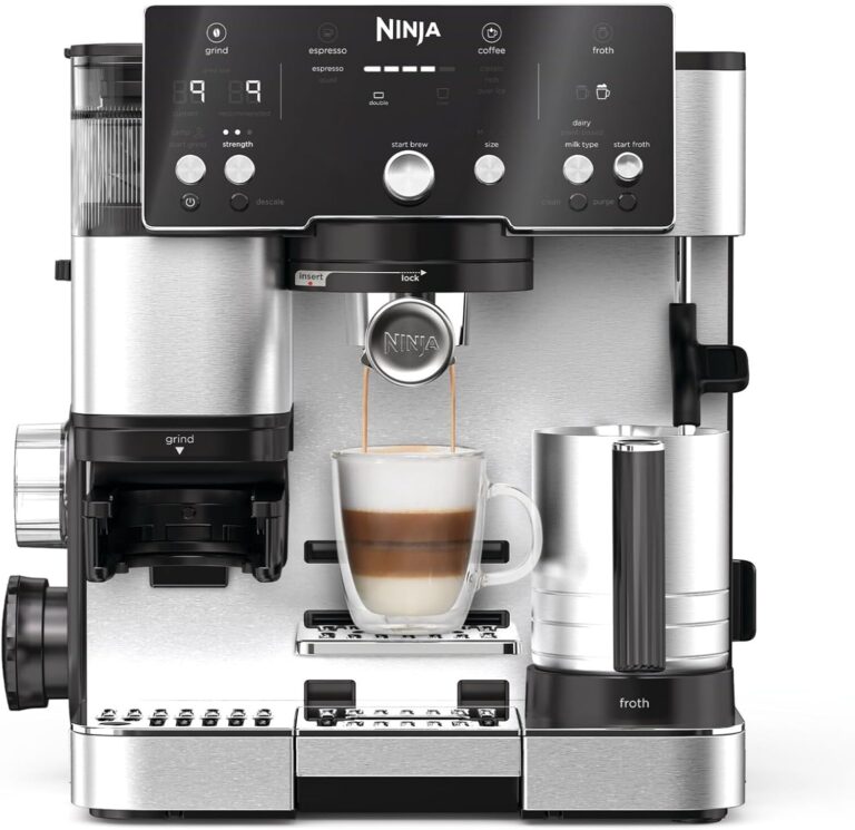 La machine à café Ninja Luxe Essential 2-en-1 offre un broyeur à grains et un mousseur de lait intégré.