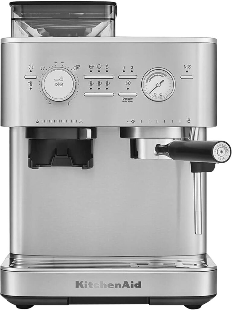 KitchenAid présente une machine à café semi-automatique avec moulin intégré et pichet en acier inoxydable.