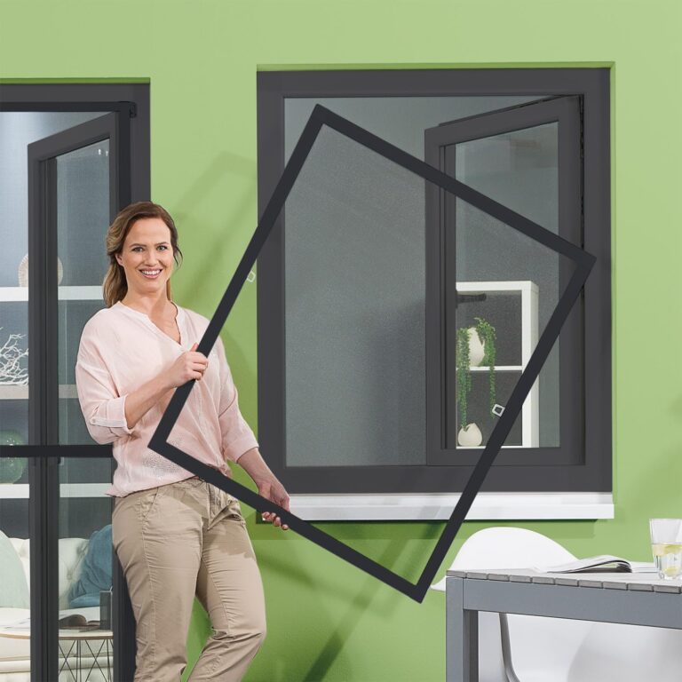 Empasa présente un kit de moustiquaire sur mesure anthracite pour fenêtres de 80 x 100 cm.