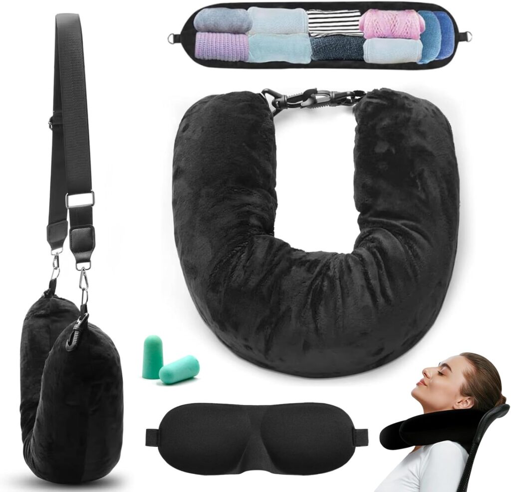 Coussin de voyage noir rempli de vêtements, adapté aux trajets en avion ou en voiture.