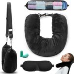 Coussin de voyage noir rempli de vêtements, adapté aux trajets en avion ou en voiture.