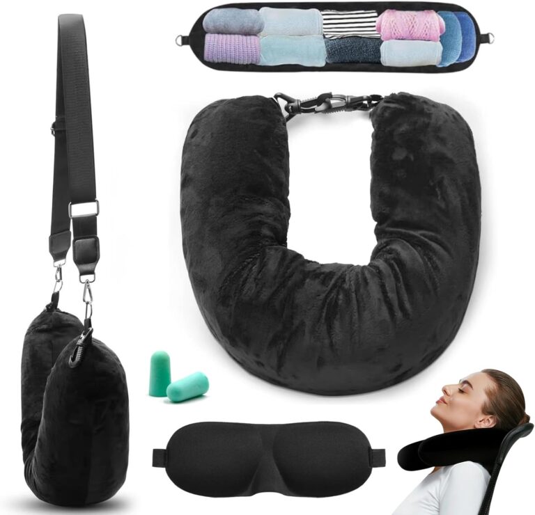 Coussin de voyage noir rempli de vêtements, adapté aux trajets en avion ou en voiture.