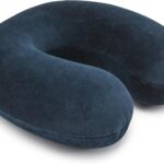 Amazon Basics lance un coussin cervical semi-circulaire en mousse à mémoire de forme.