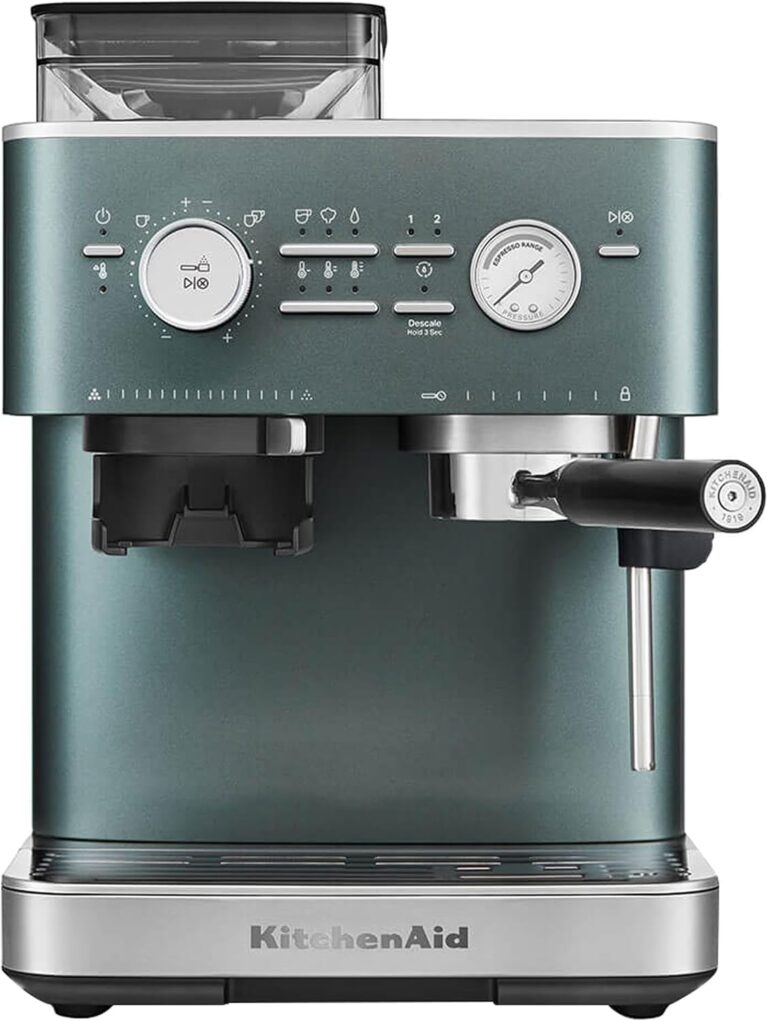 KitchenAid présente une machine à café semi-automatique avec broyeur intégré et mousseur au lait