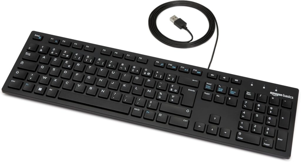 Amazon Basics lance un clavier USB filaire discret, disposition française, couleur noir mat.