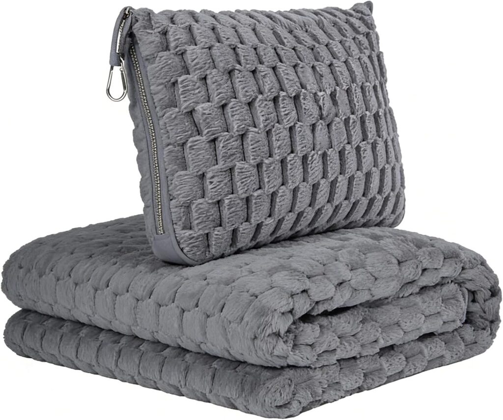 Couverture de voyage compacte : un accessoire pratique pour avion et voiture en flanelle douce.