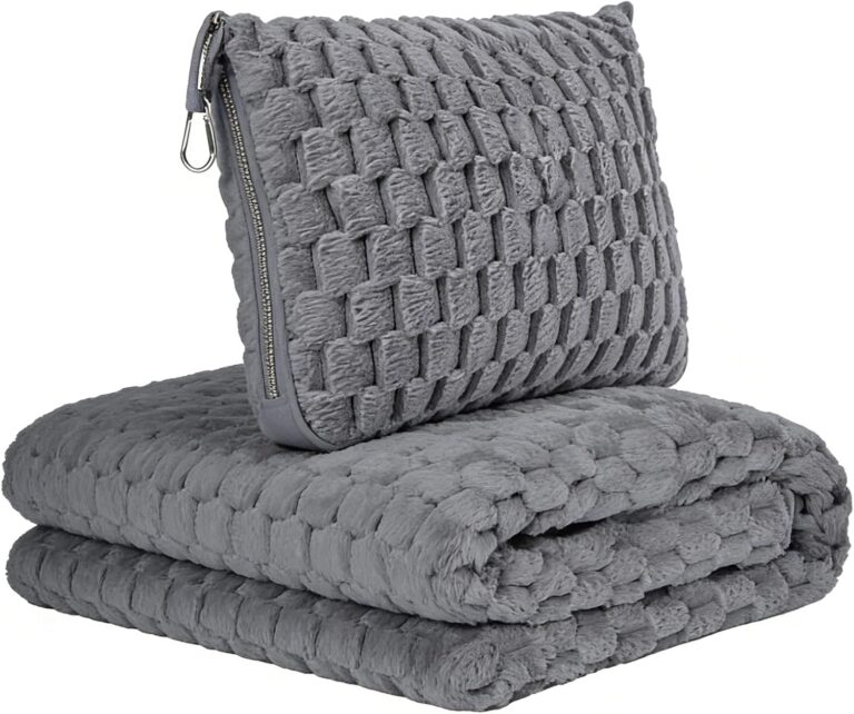 Couverture de voyage compacte : un accessoire pratique pour avion et voiture en flanelle douce.