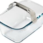 PYREX lance un plat de cuisson en verre pour friteuses à air avec poignée en acier inoxydable.