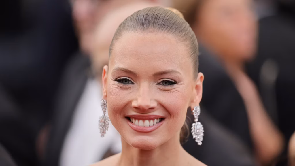 Amandine Petit, ex-Miss France 2021, annonce son mariage dans un communiqué officiel.