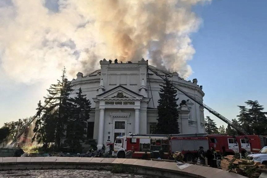 Ukraine frappe une usine d’armement russe, selon les déclarations de Zelensky.