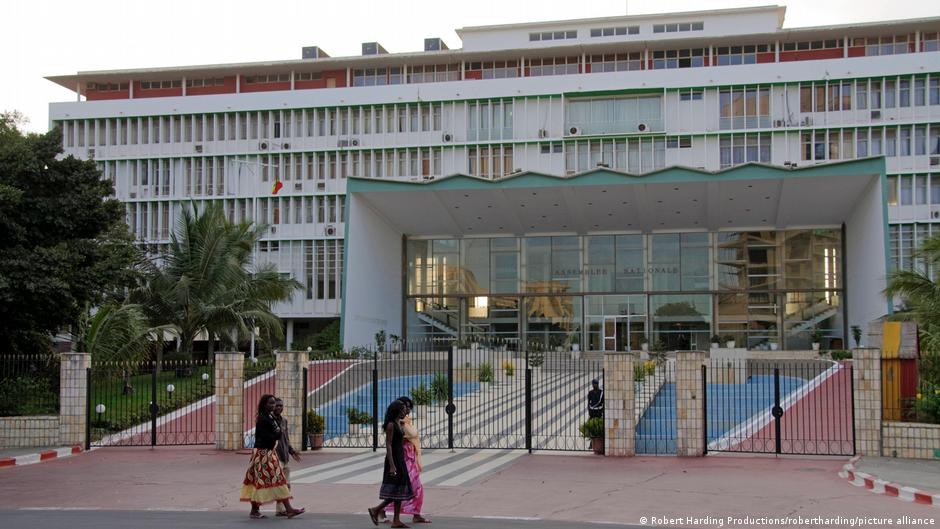 Adoption de la loi de révision constitutionnelle au Sénégal par l’Assemblée nationale.