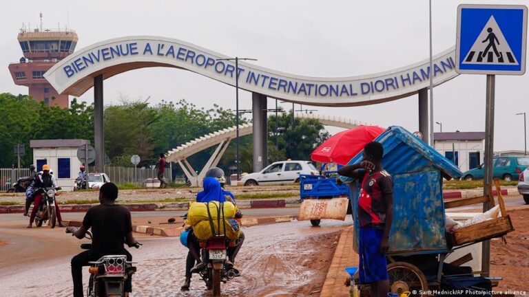 Attaque de l’aéroport de Niamey : analyse des motivations et des conséquences sécuritaires.