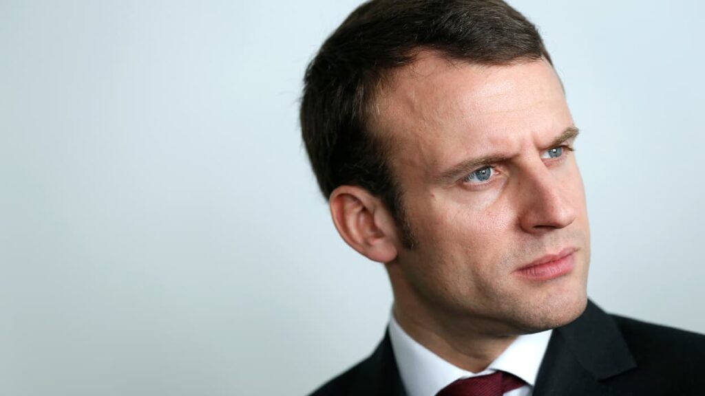 Emmanuel Macron annonce une réforme des retraites pour 2024 lors d’une conférence à Paris.