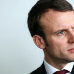 Emmanuel Macron annonce une réforme des retraites pour 2024 lors d&rsquo;une conférence à Paris.
