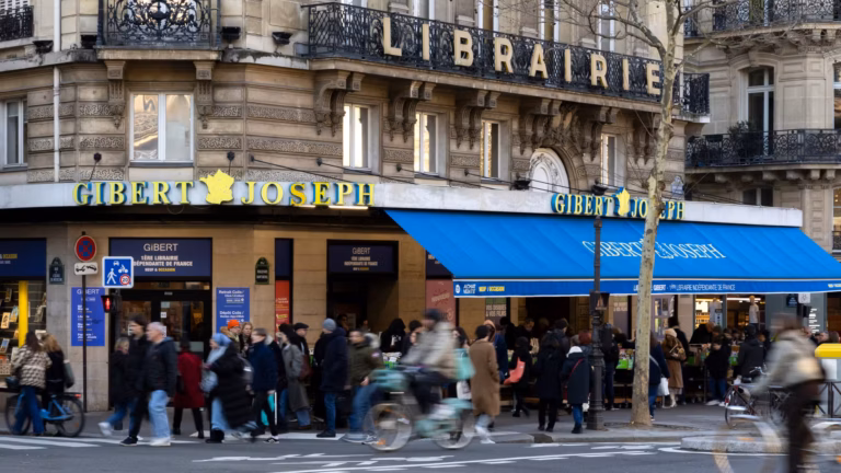 Les librairies Gibert en France demandent le redressement judiciaire et misent sur le livre d’occasion.