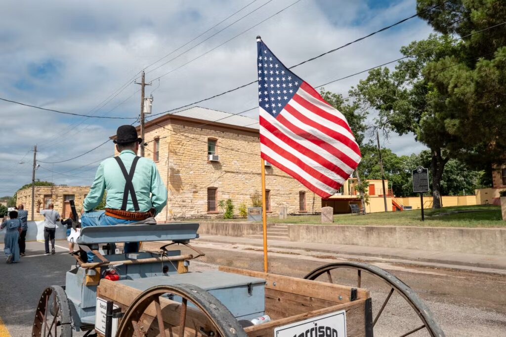 Scandales et divisions politiques marquent le 250ᵉ anniversaire des États-Unis.