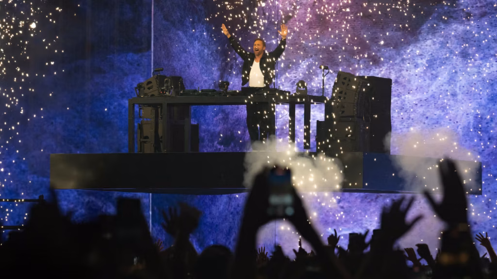 David Guetta invite Jennifer Lopez sur scène lors de son premier concert au Stade de France.