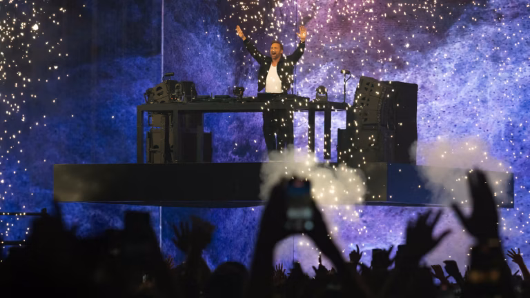 David Guetta invite Jennifer Lopez sur scène lors de son premier concert au Stade de France.
