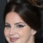 Lana Del Rey, une figure insaisissable de la pop, redéfinit les normes musicales actuelles.