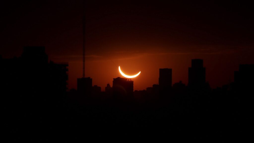 Des millions de personnes observeront un coucher de soleil rare lors d’une éclipse solaire totale.