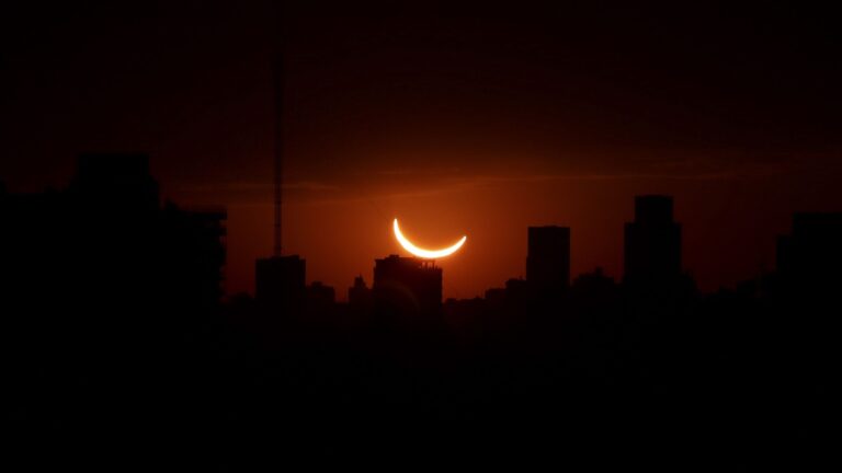 Des millions de personnes observeront un coucher de soleil rare lors d’une éclipse solaire totale.