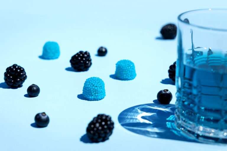 Le bleu, couleur phare de l’été, s’impose dans les tendances culinaires actuelles.