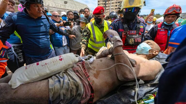 Venezuela : un père et son fils retrouvés après quatre jours sous les décombres du séisme.