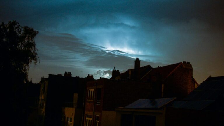 Orages attendus cet après-midi dans plusieurs régions de France : détails sur les zones concernées.