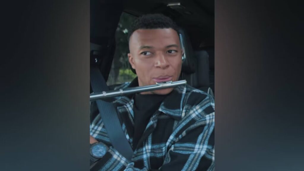 Kylian Mbappé et James Corden tentent une démonstration de flûte traversière en direct.