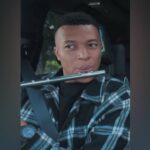Kylian Mbappé et James Corden tentent une démonstration de flûte traversière en direct.