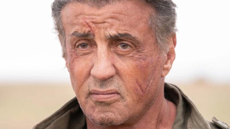 Stallone défend son film d’action malgré de vives critiques reçues.