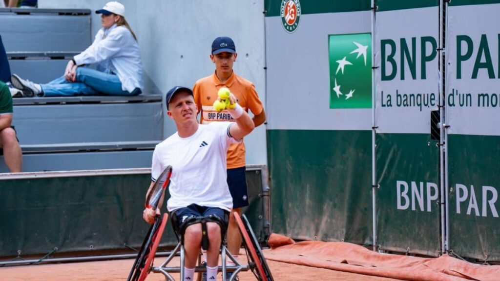 Un ramasseur de balles d’Arques joue un point avec un ancien vainqueur de Roland-Garros.