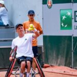 Un ramasseur de balles d&rsquo;Arques joue un point avec un ancien vainqueur de Roland-Garros.