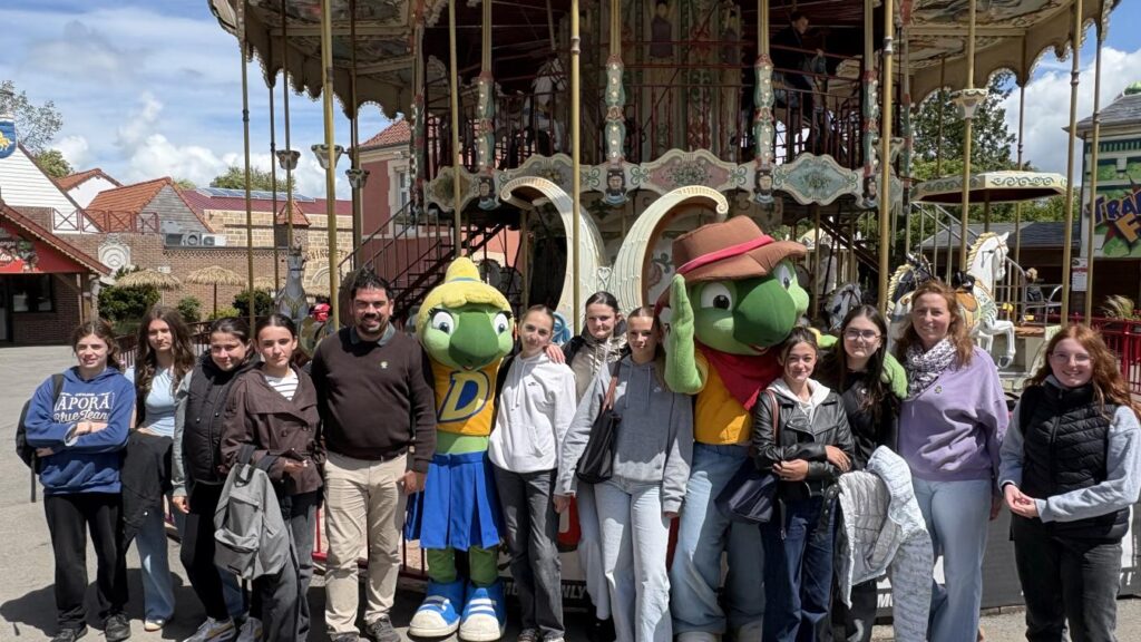 Des enseignants créent des fiches de révision pour des examens dans un parc d’attractions.